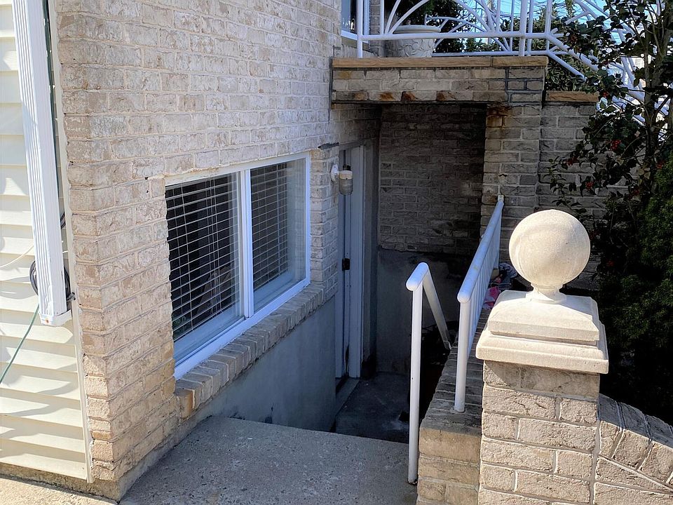 1st image of 20 Bentley Ln