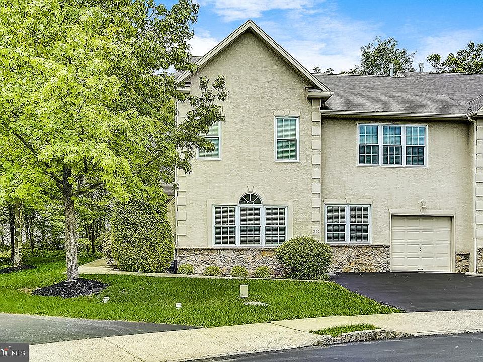 1st image of 212 Hampton Green Dr