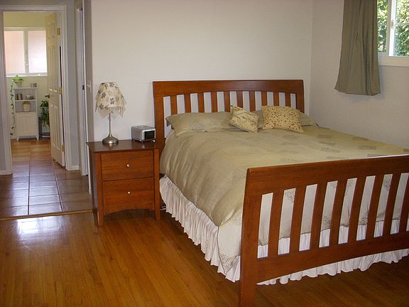 Master w/ walk-in closet