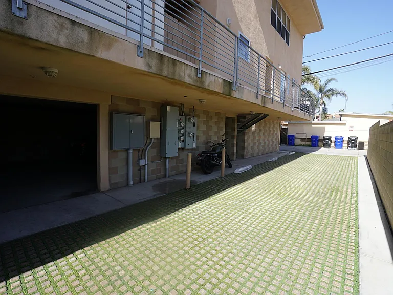 1044 Grand Ave — Photo 13