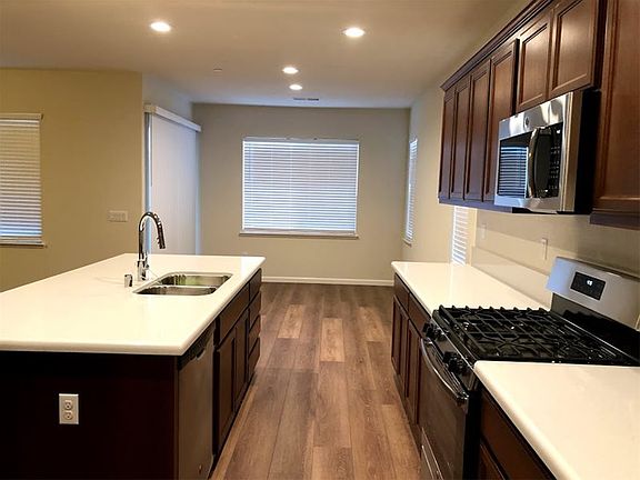 4th image of 2489 Retreat Dr