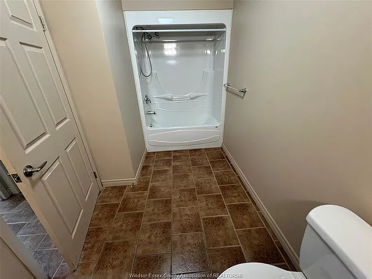 440 Simcoe St #15 — Photo 10