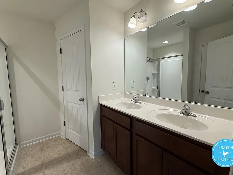 49 E Grove Point Dr — Photo 10