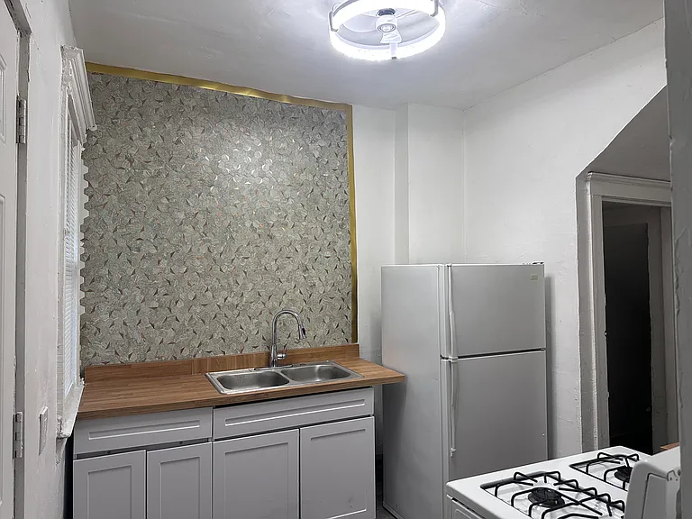 3352 Hudson Ave — Photo 5