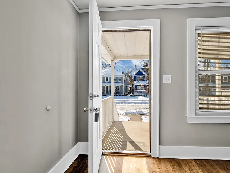 429 Linden Ave — Photo 2