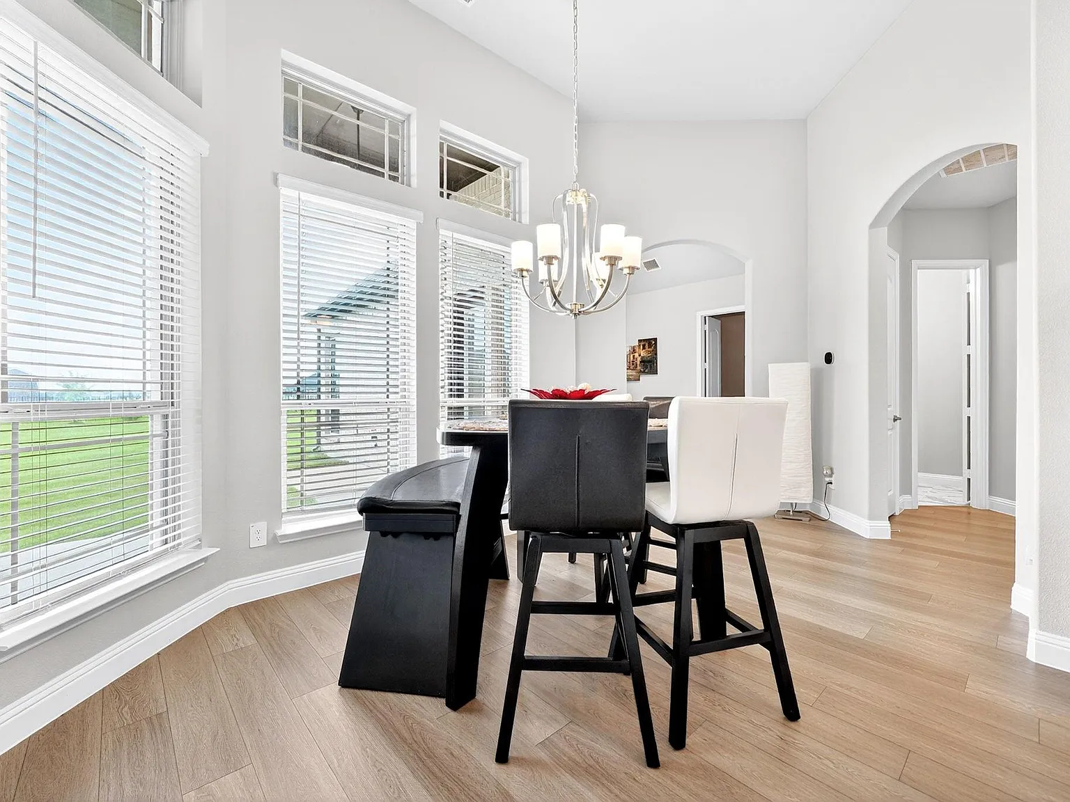 5 bed, 4.5 bath, 4794 sqft, $6,000 — Photo 3
