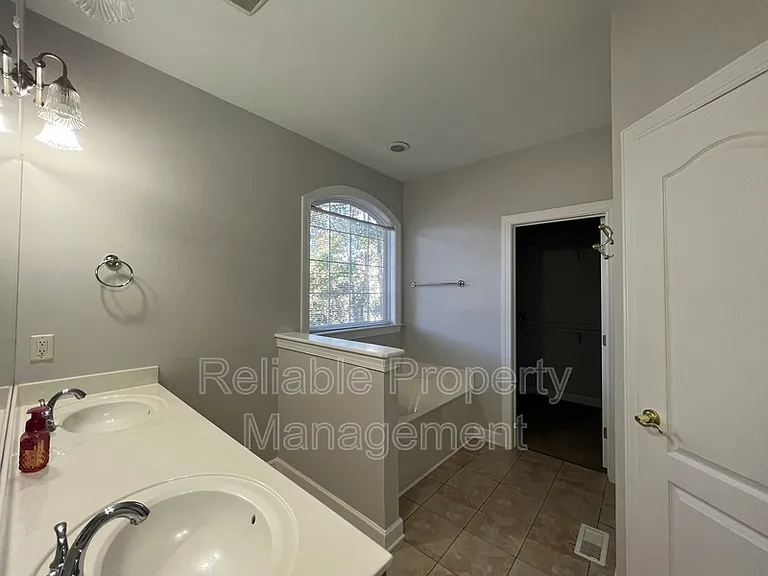 1004 Melville Ln — Photo 16