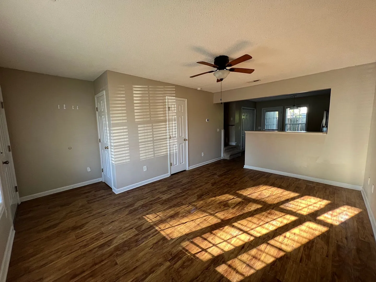 Lovely 2 bedroom 2.5 bathroom townhouse . Located at the end of a Cul-de-sac, with a fenced in ba... — Photo 2