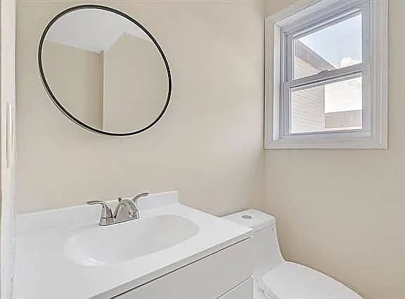 4th image of 127 Hobart Ave Floor 2