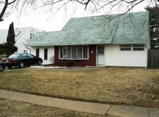 114 Mill Dr, Levittown, PA 19056