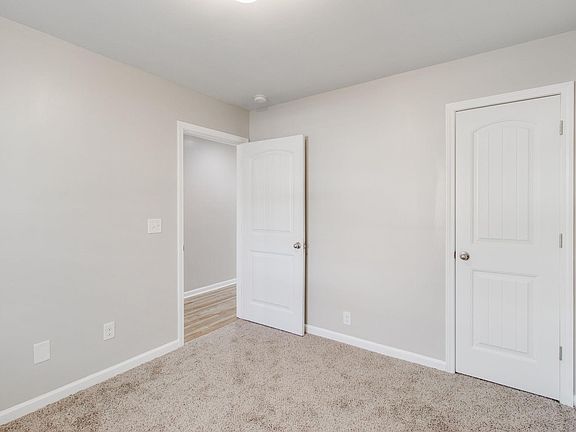 5th image of 609 Riglaw Ln