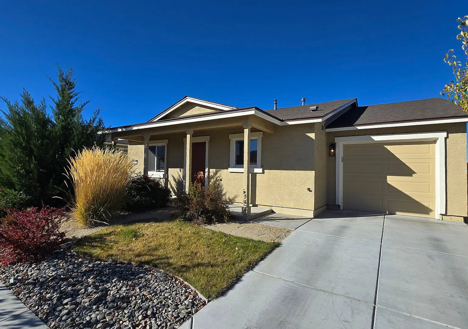 Almost new single-story home — Photo 2