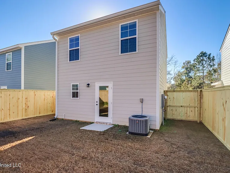 986 Waterford Ln — Photo 17
