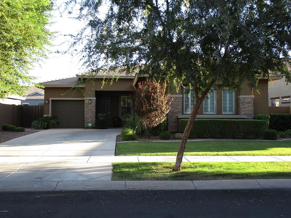 3843 E Comstock Drive Front Facade