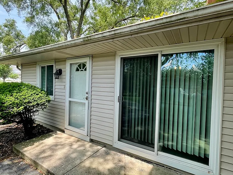 2367 Carnation Dr — Photo 2