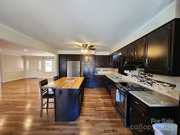 3rd image of 1301 Huckleberry Dr