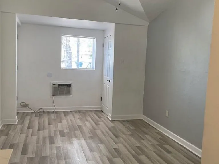 2030 N Vine Ave #2030 — Photo 3