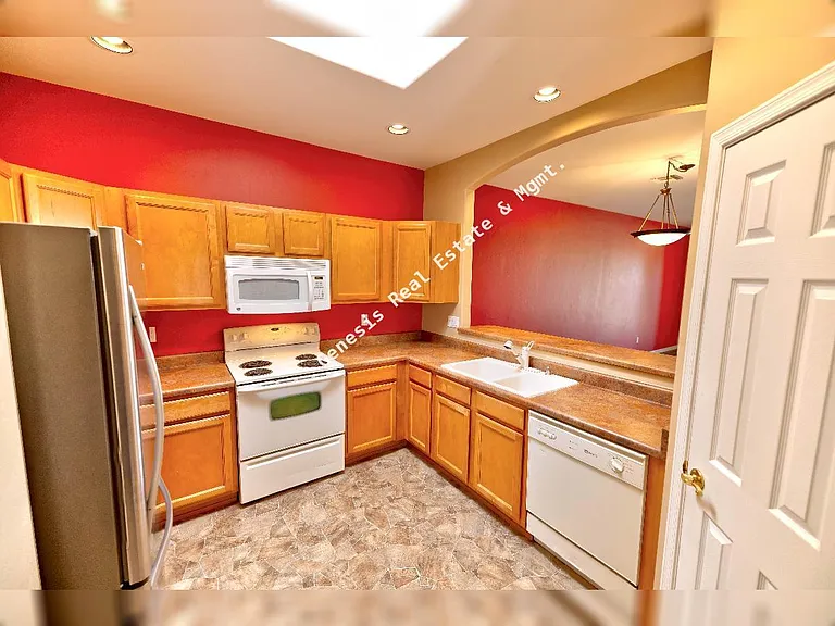 606 W Woodfield Ct — Photo 3