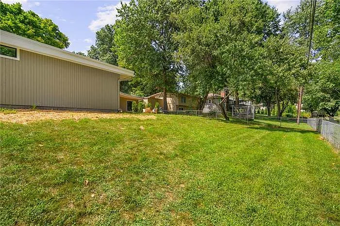 9136 Grant Ln — Photo 3