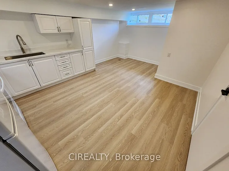 31 Bailey Cres #LOWER — Photo 4