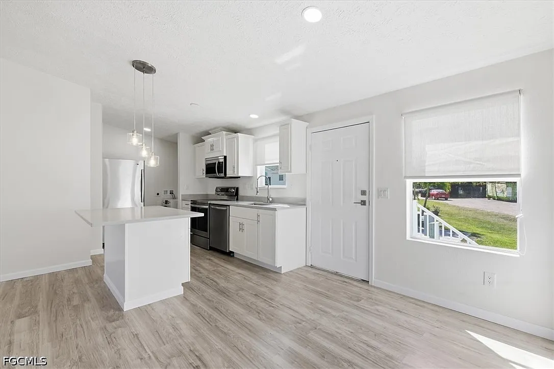 2 bed, 2.0 bath, 1000 sqft, $1,600 — Photo 2