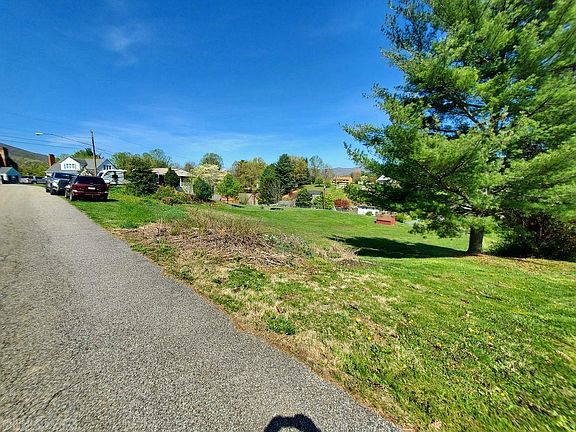 3rd image of 315 Mayo Cir