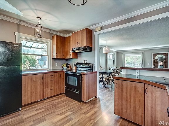 This great kitchen has lots of counter space for meal prep!