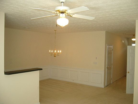 5th image of 439 Lantern Wood Dr