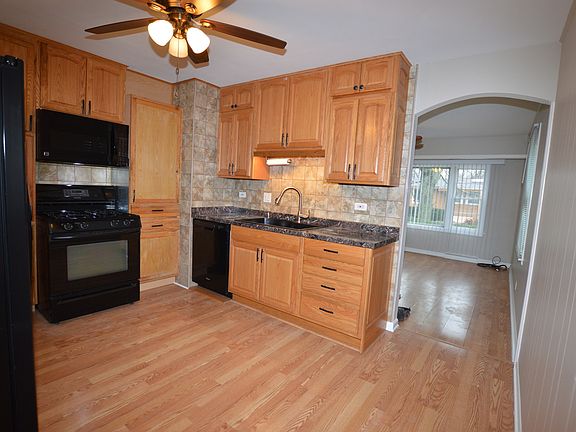 3rd image of 315 E Willow Dr