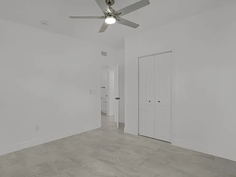 460 E 6th St — Photo 18