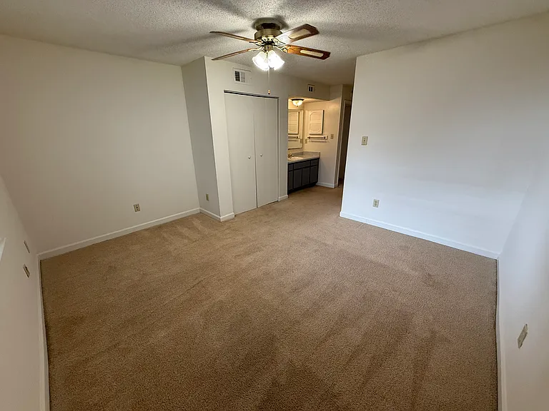 Avery Close Condominiums — Photo 21