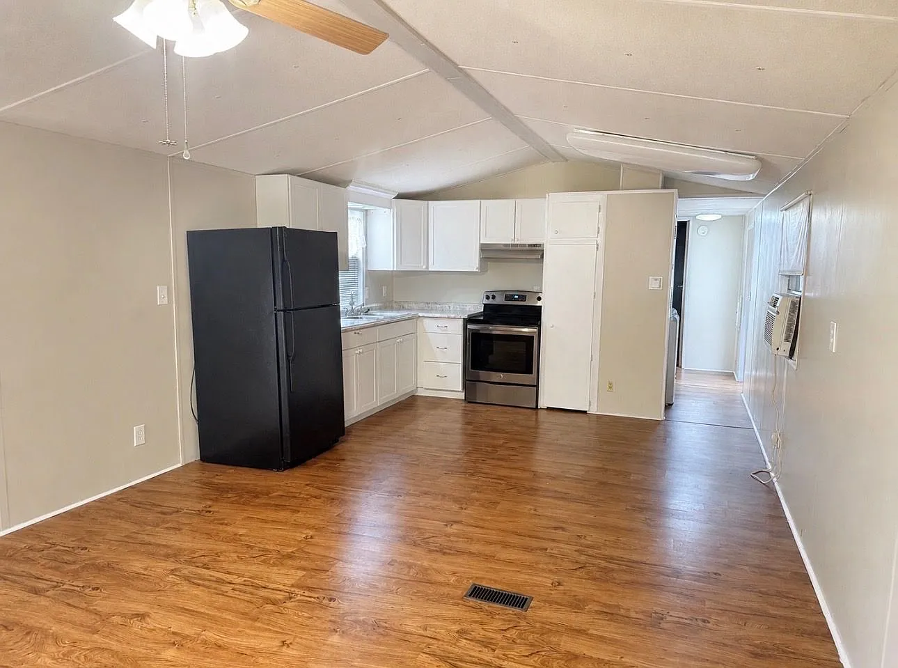 Cute And Cozy 2 Bed 2 Bath Mobile Home — Photo 2