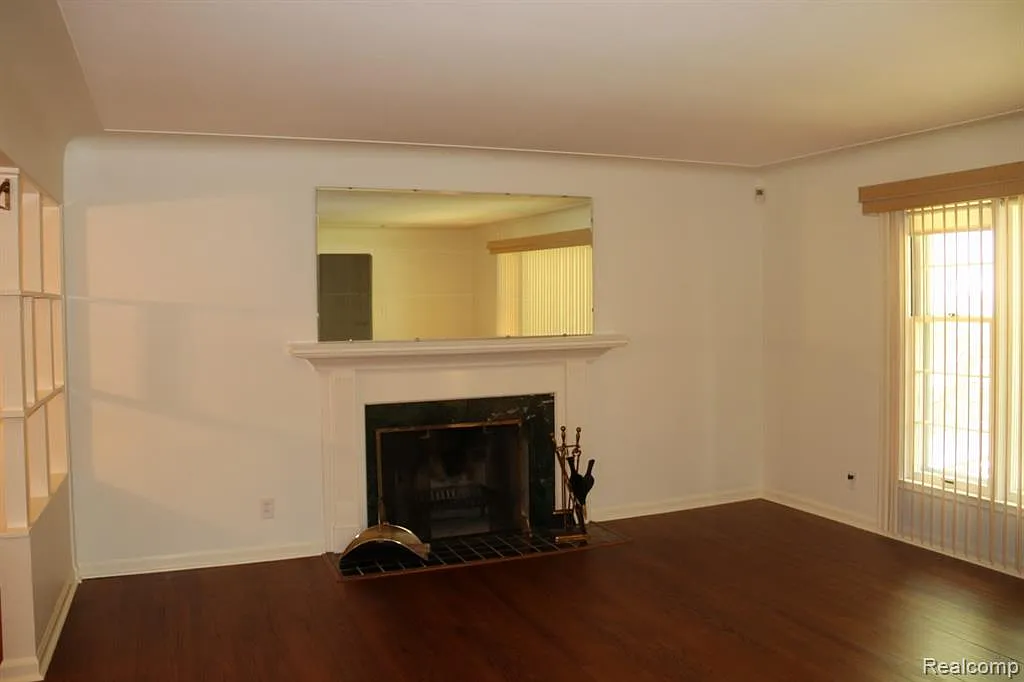 3 bed, 2.5 bath, 3796 sqft, $2,400 — Photo 3