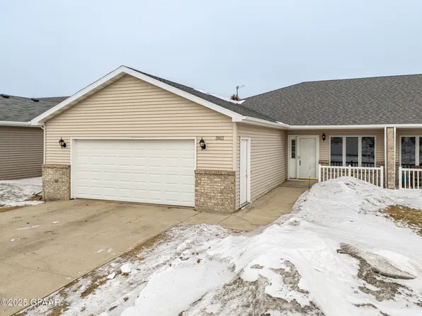 3923 Dakota Dr, Grand Forks, ND 58201