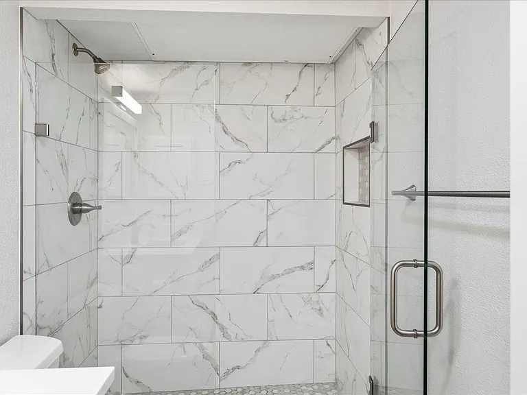 505 W 7th St #313 — Photo 17