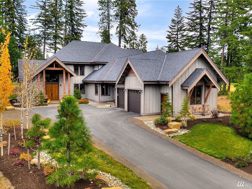 Paved driveway leads to the oversized garage in this stunning Suncadia home.