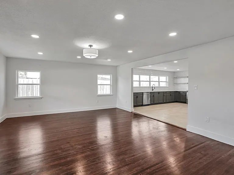 1610 S Beckley Ave — Photo 5