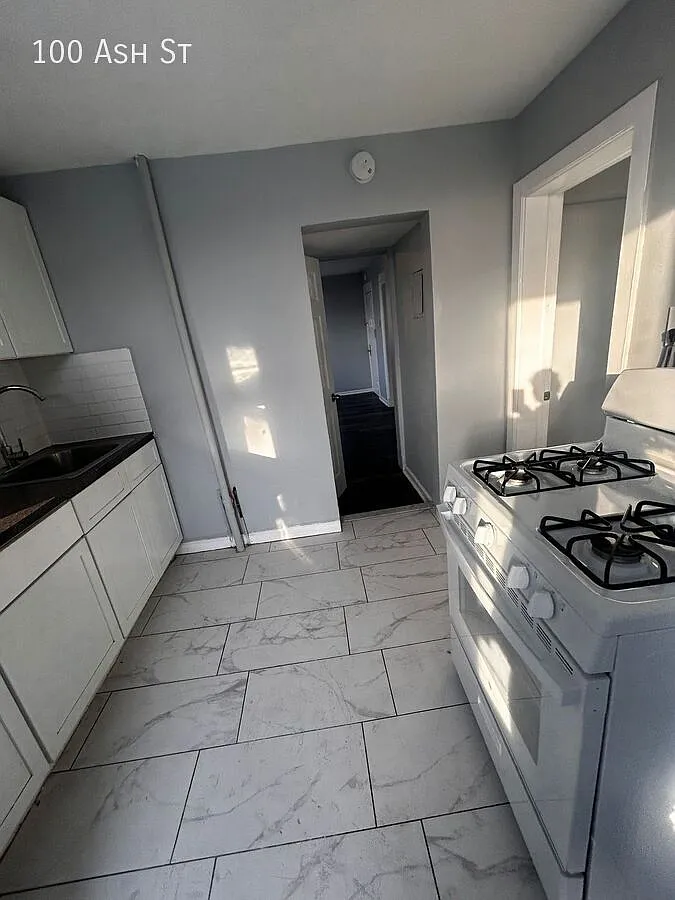 3 bed, $2,700 — Photo 2