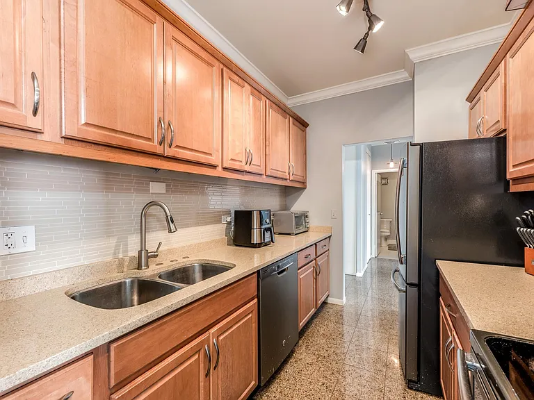 111 E Chestnut St #57G — Photo 12