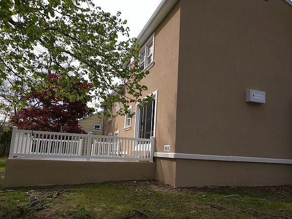5th image of 579 S Bayview Ave #1