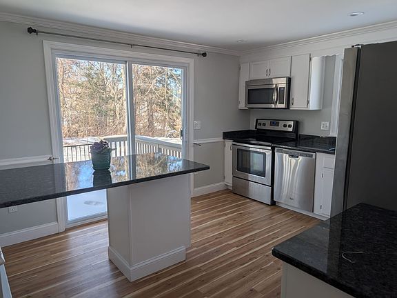 3rd image of 270 Sunderland Rd APT 100