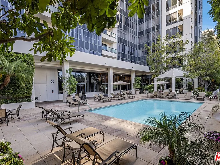 10724 Wilshire Blvd #712 — Photo 35