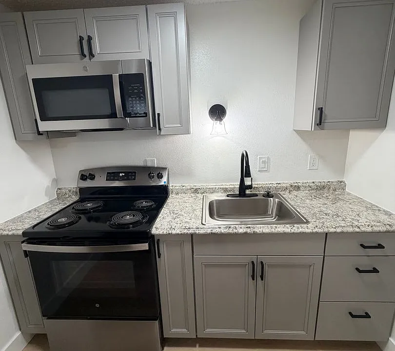 Charbern Apts - In The Heart of Milwaukie Oregon