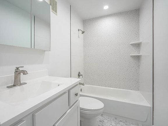 4th image of 302 Lombard St #A