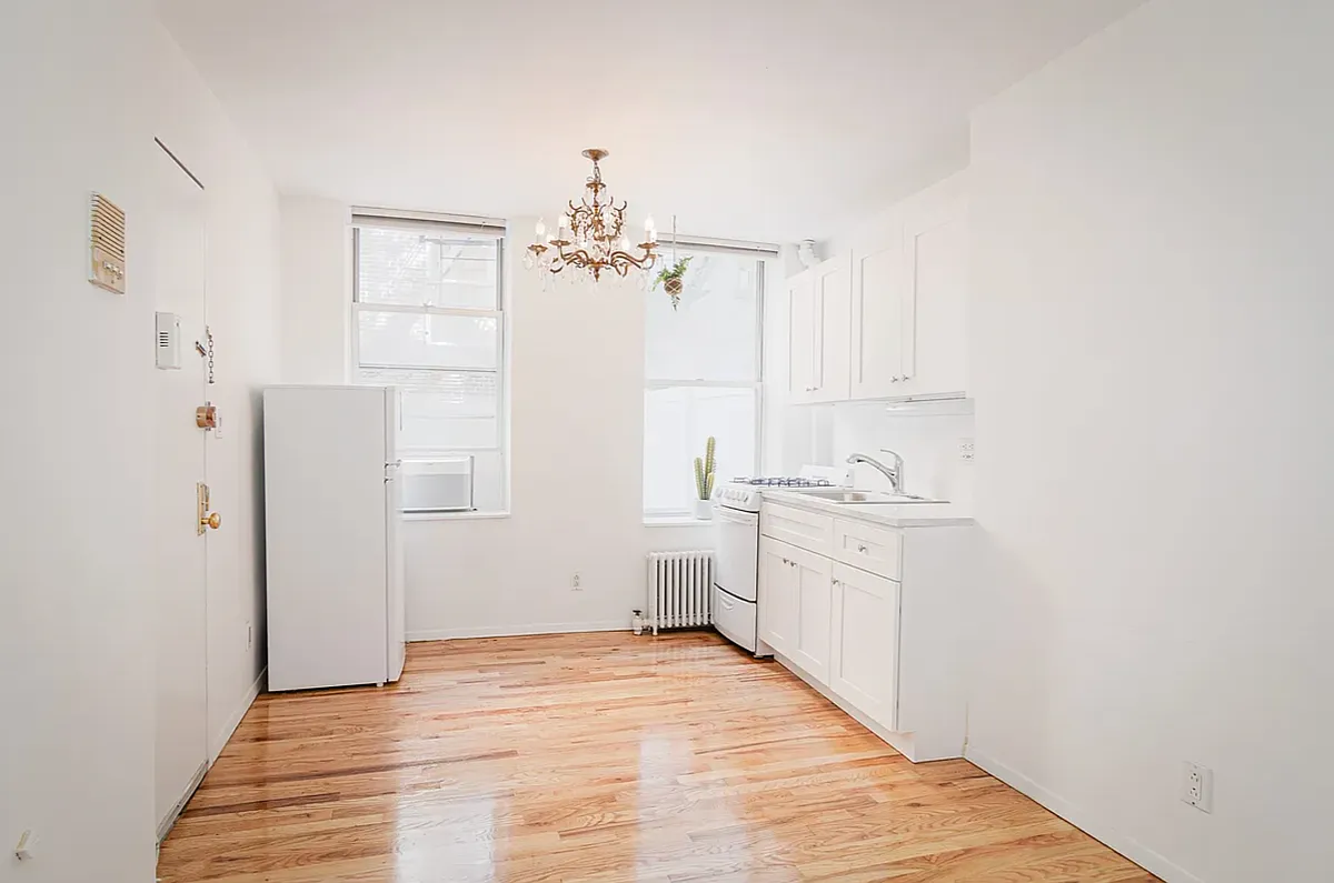 Photo 1 of 8 - 222 W 16th St #1E - Manhattan, NY Primary Photo - 222 W 16th St #1E