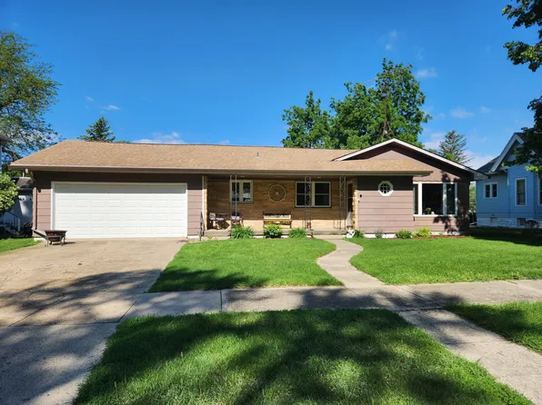 805 Douglas St, Lakefield, MN 56150