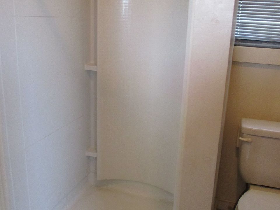 Bathroom w/ Shower