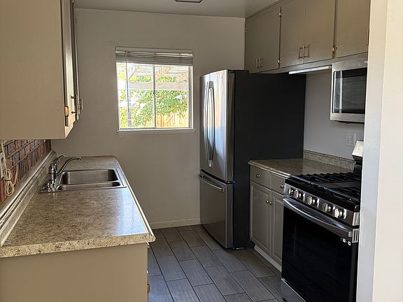 4th image of 230 Peg St