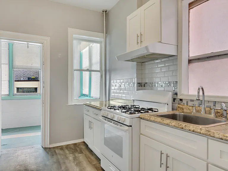 2317 Lyon Ave #1 — Photo 4