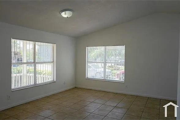 408 NW 12th St — Photo 3